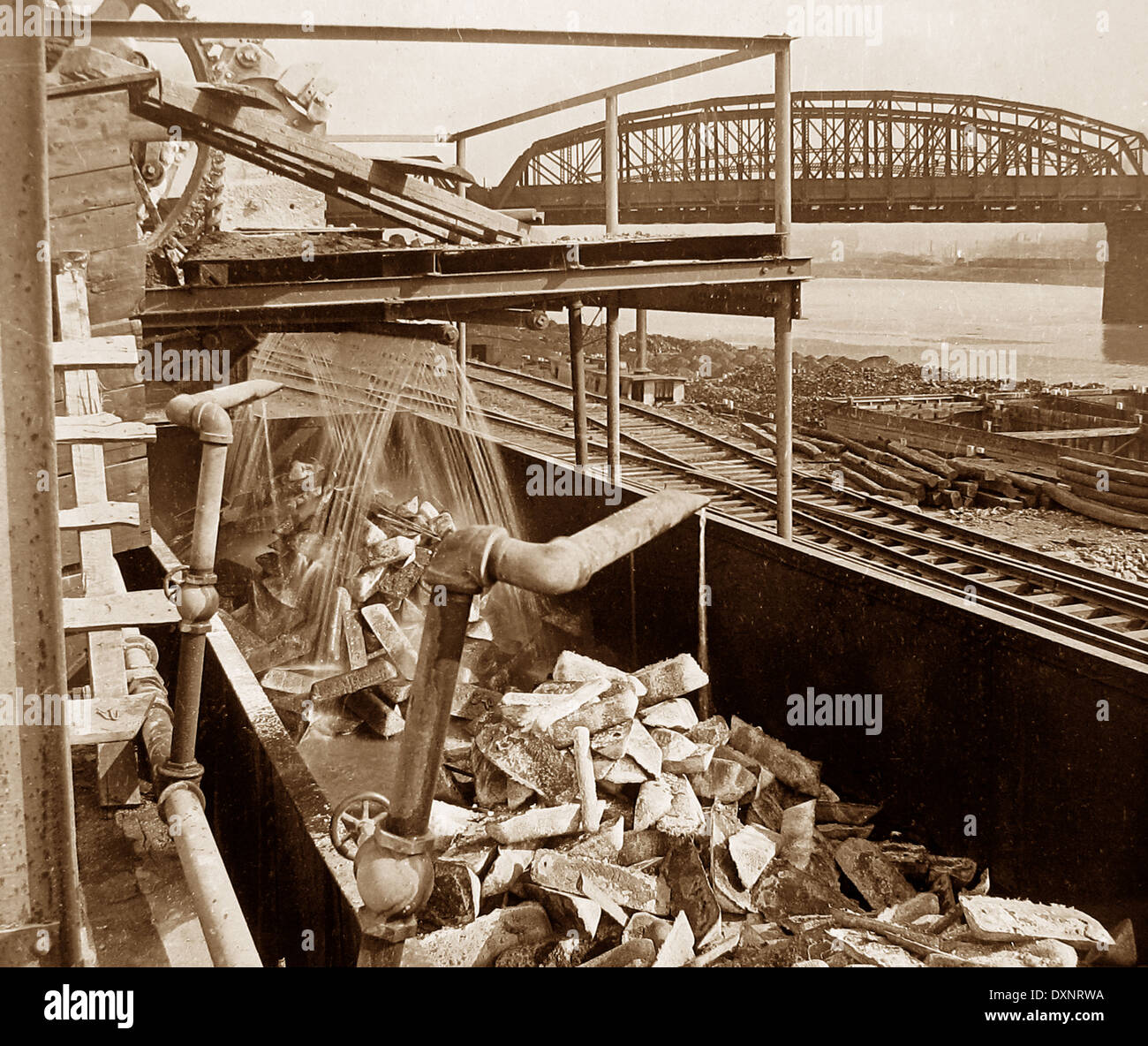 Caricamento di ferro di maiale in vagoni ferroviari acciaierie a Pittsburg in Pennsylvania USA primi 1900s Foto Stock