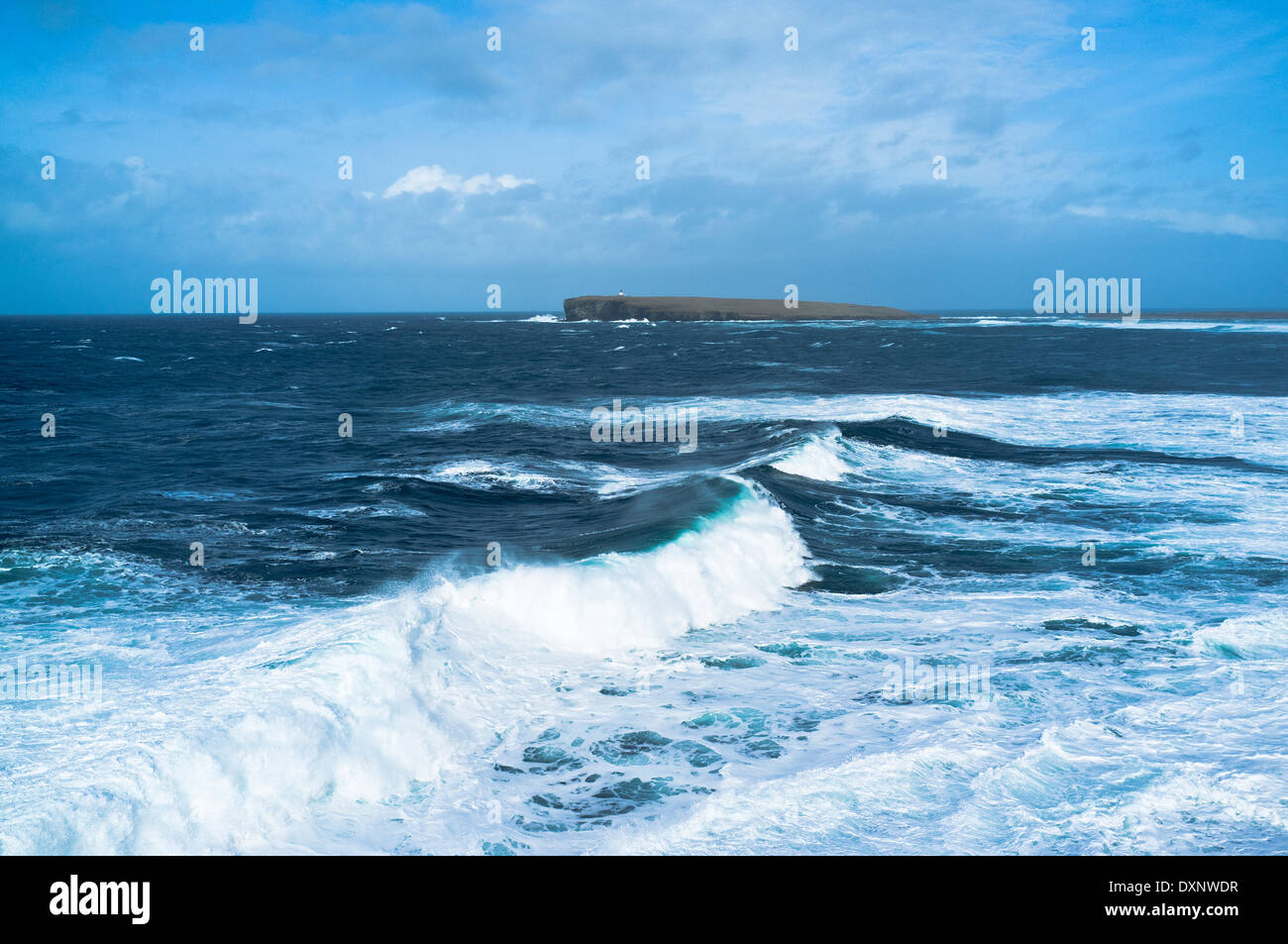 Dh Birsay Bay BIRSAY ORKNEY grande mare bianco surf onde si infrangono il mare in tempesta atlantica onda Scozia Foto Stock