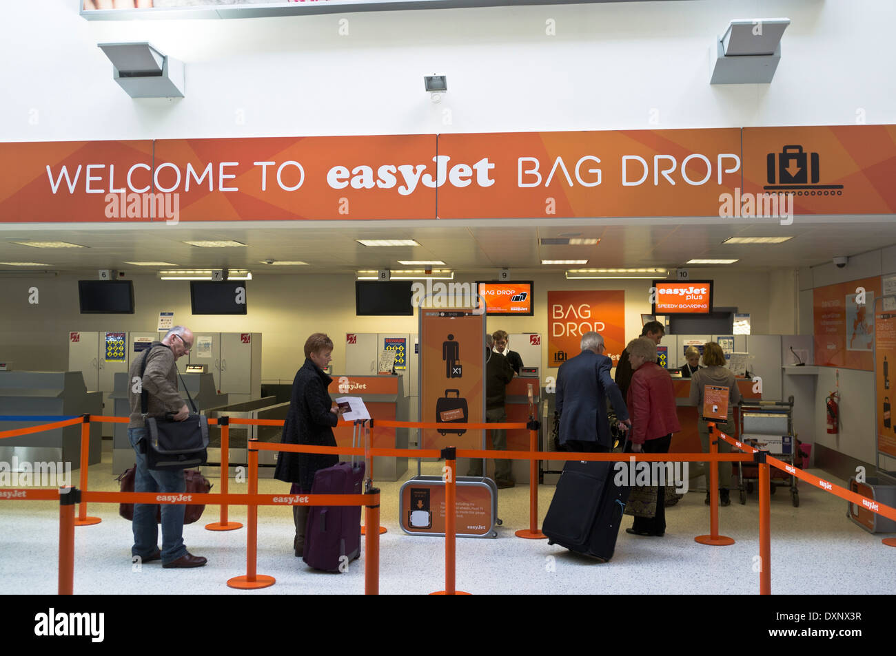 dh Airport INVERNESS INVERNESSSHIRE EasyJet Bag lascia i passeggeri al check-in aereo Check-in bagagli volo in Scozia uk check-desk aeroporti Foto Stock