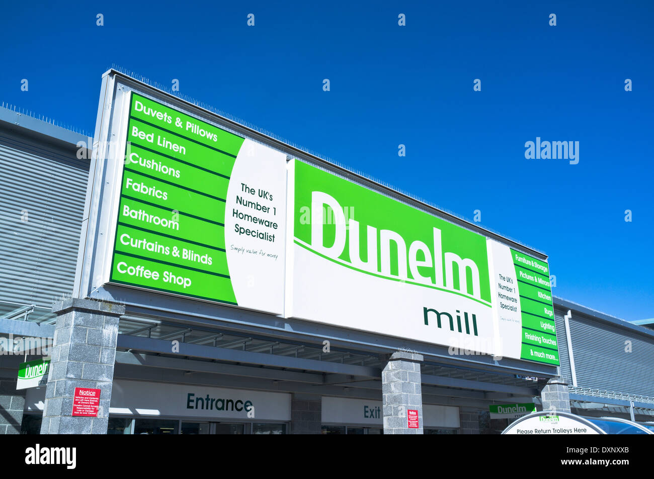 dh Dunelm Mill SHOP UK Shop cartello con il logo sopra le facciate dei negozi di fronte all'ingresso Foto Stock