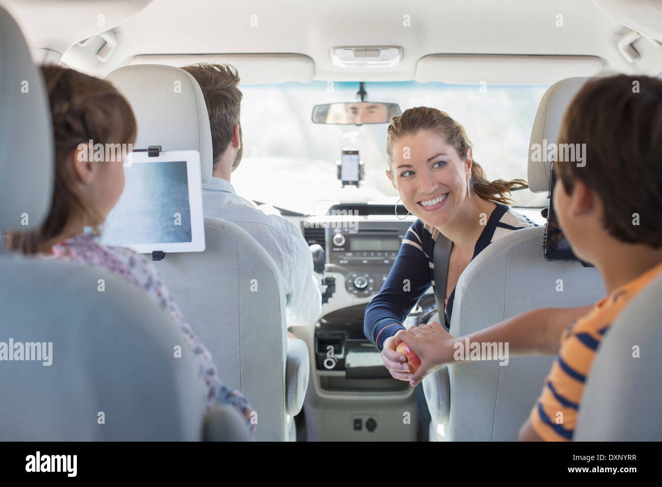 Famiglia all'interno della vettura Foto Stock