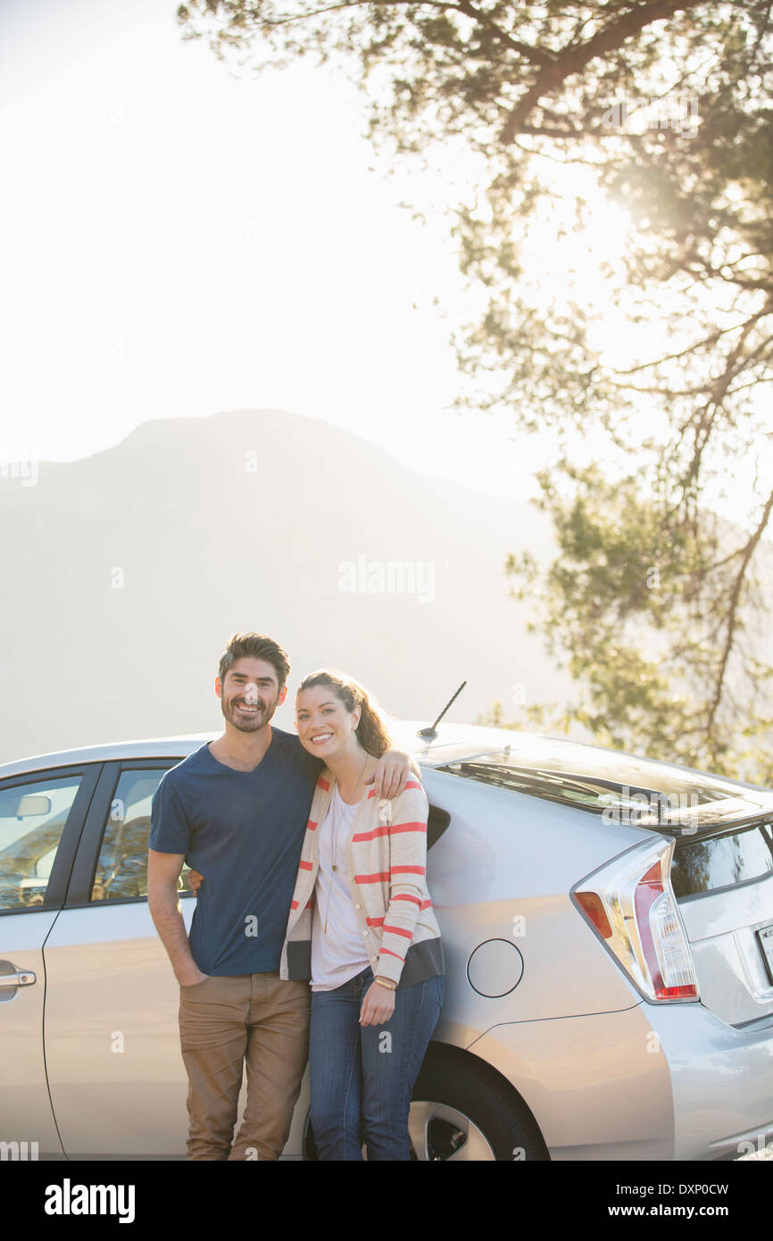 Ritratto di felice coppia fuori dall'auto Foto Stock