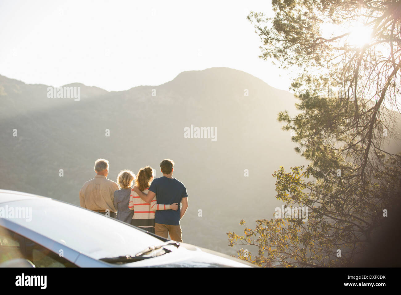 Famiglia guardando a Mountain View fuori dall'auto Foto Stock