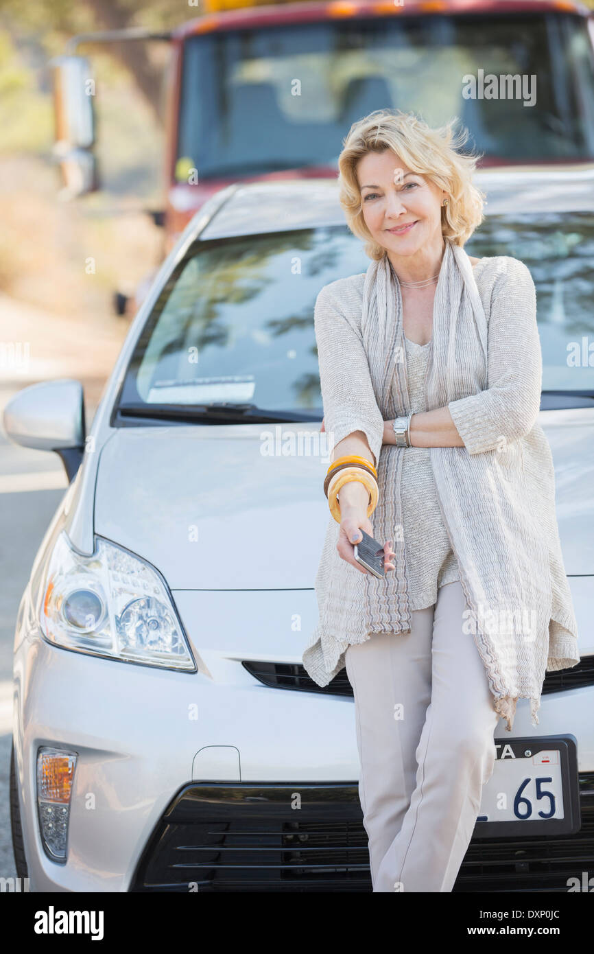 Ritratto di donna sorridente in attesa di assistenza stradale Foto Stock