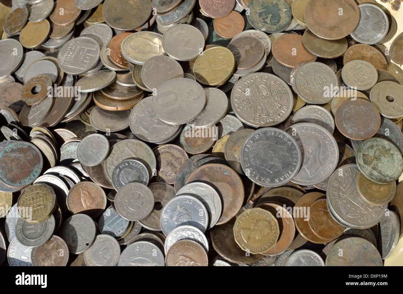 Un mucchio di vecchie monete su un mercato in stallo Foto Stock