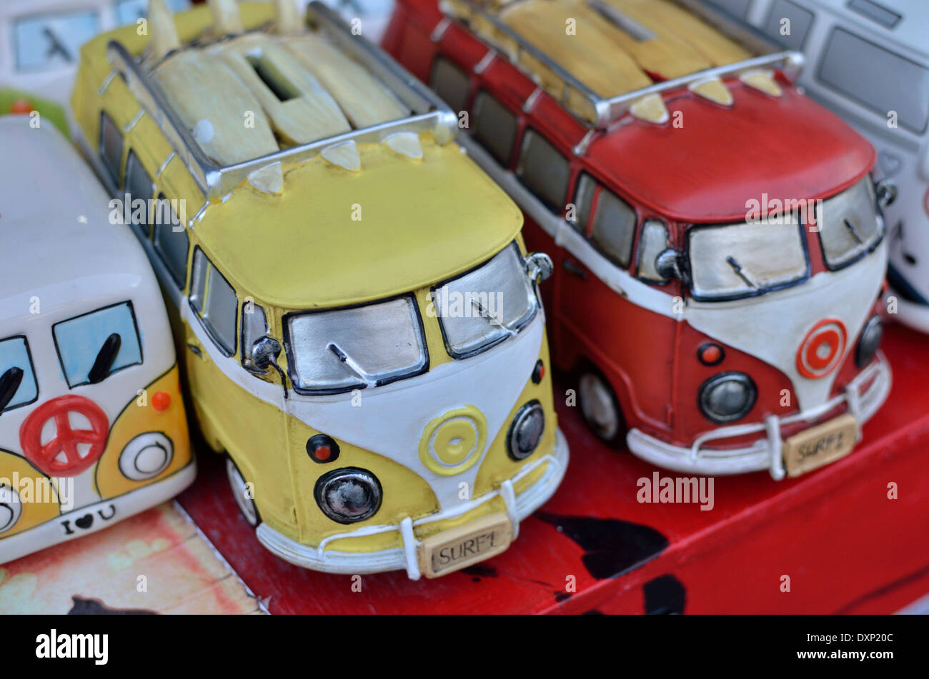 Modelli di vecchi camper su un mercato in stallo, London, Regno Unito Foto Stock