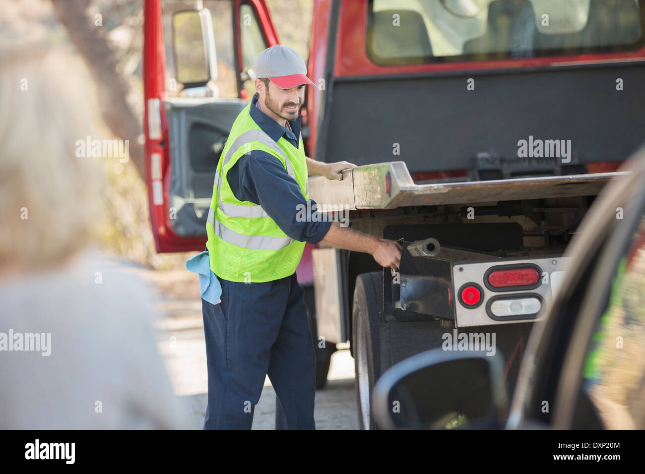 Meccanico stradale preparazione per trainare la macchina Foto Stock
