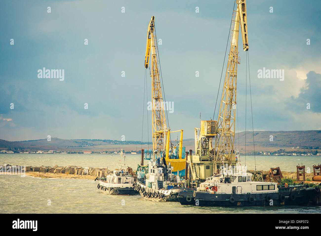 Porto di Mare gru e navi cargo industriale edificio di costruzione Foto Stock