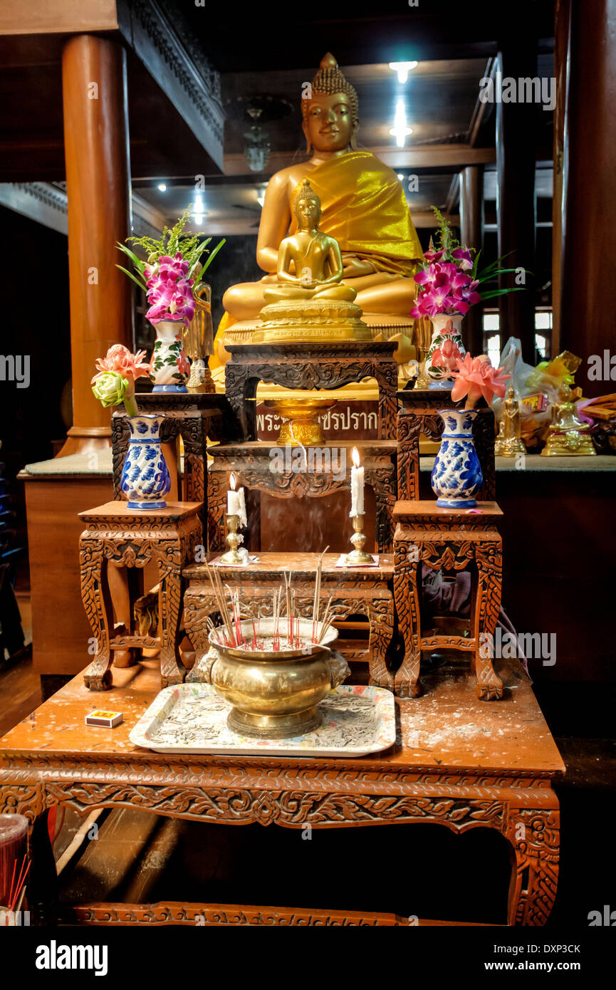 Thailandia, Samut Sakhon Provincia, Samut Sakhon, tempio Wat Pom, sala da preghiera, Mahachai, altare con statua del Buddha Foto Stock