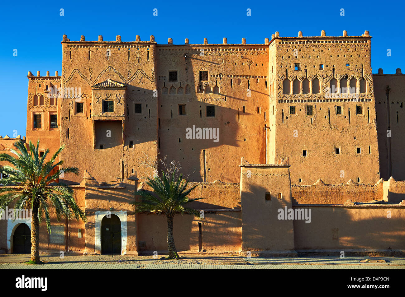 Esterno del mattone di fango kasbah Taourirt, Ouarzazate, Marocco, costruito da pascià Glaoui. Un sito Patrimonio Mondiale dell'Unesco Foto Stock