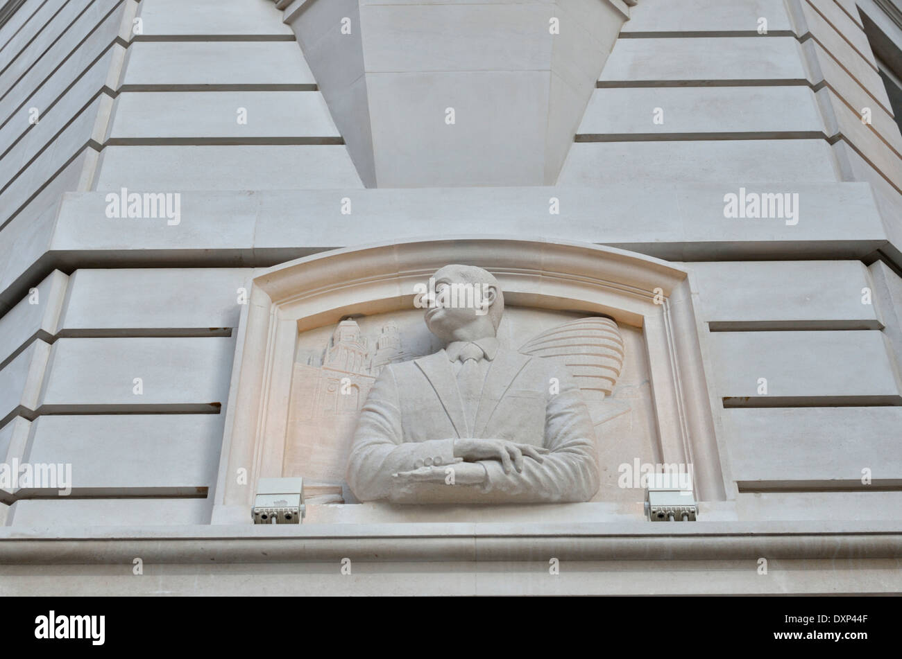 Busto fuori della ex casa del candidato di Sir Simon Milton, Piccadilly, Londra Foto Stock