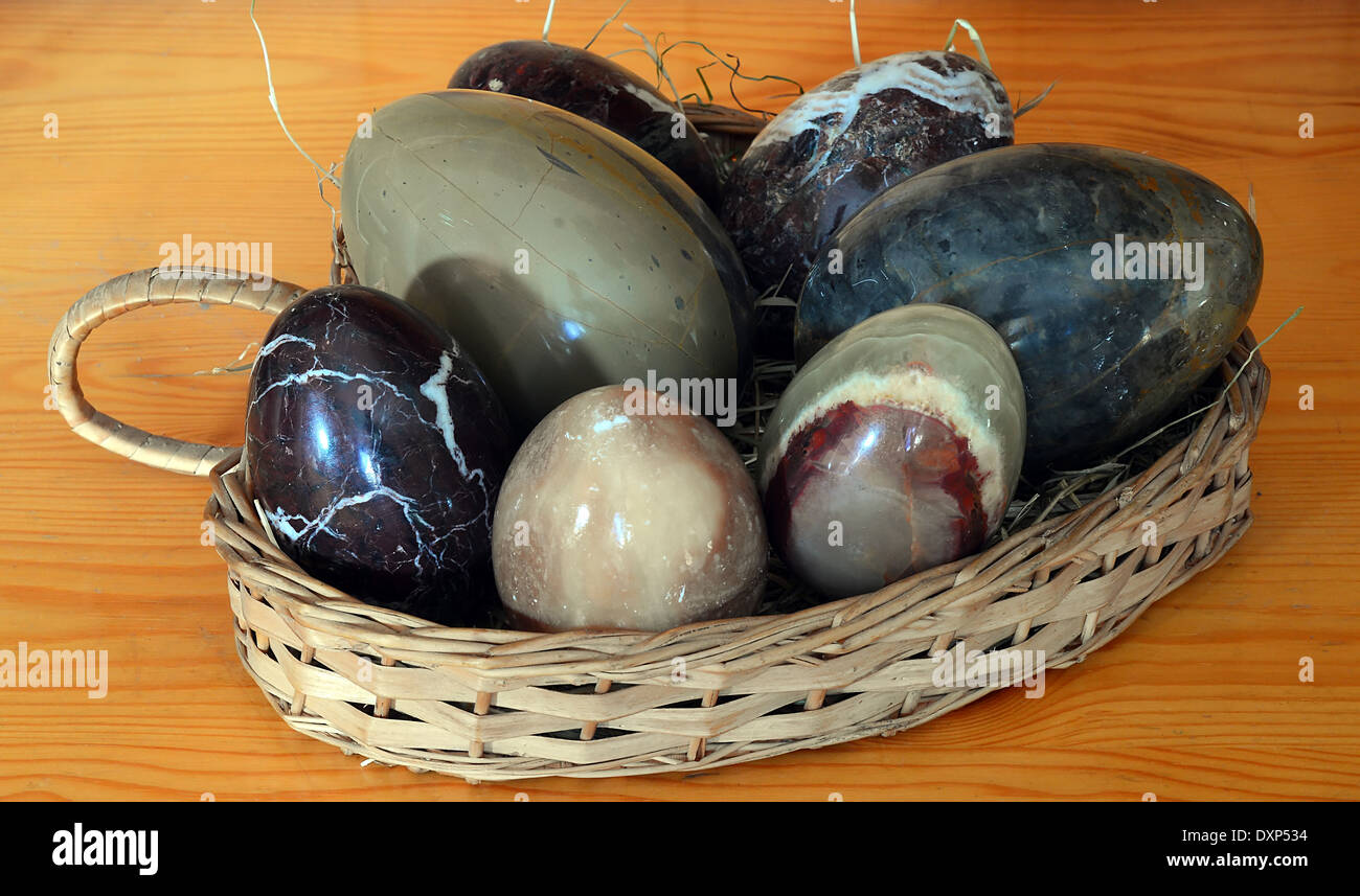 Onyx / uova di pietra in un cuore a forma di cesto di vimini Foto Stock