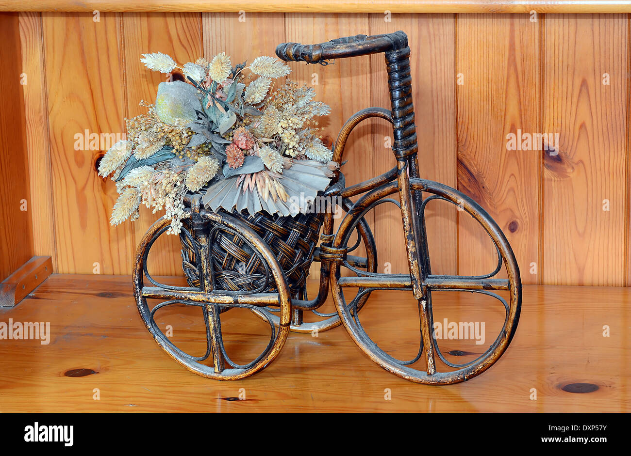 Antique trike triciclo di canna piantatrice di legno Foto Stock