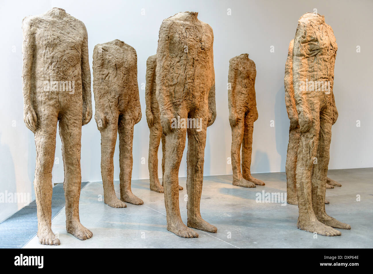 Headless statue in piedi insieme in una stanza Foto Stock