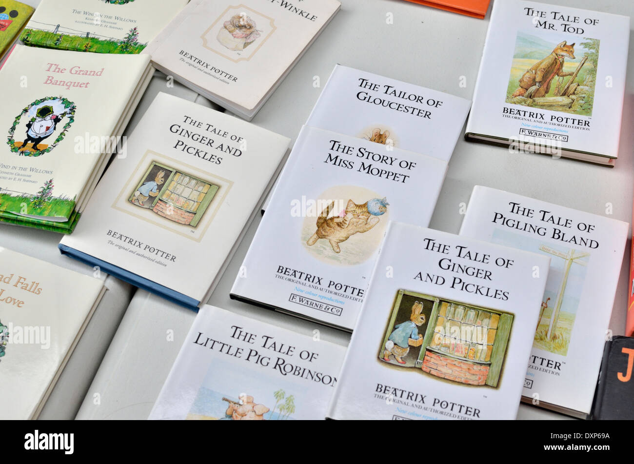 Libri di Beatrix Potter su una fase di stallo Foto Stock