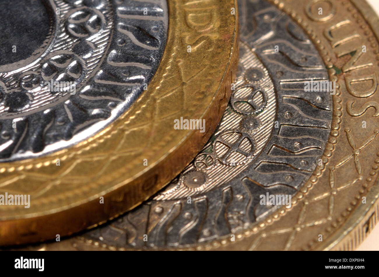 Fake [sinistra] e genuine £2 monete che mostrano la mancanza di dettaglio sulle monete contraffatte Foto Stock