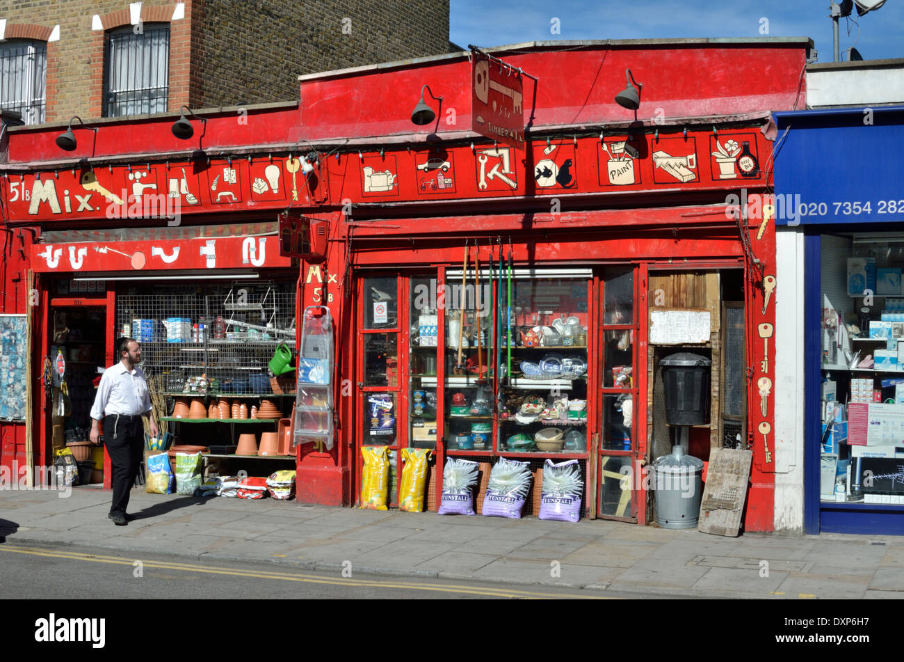 Un hardware shop in Blackstock Road, Finsbury Park, London, Regno Unito Foto Stock