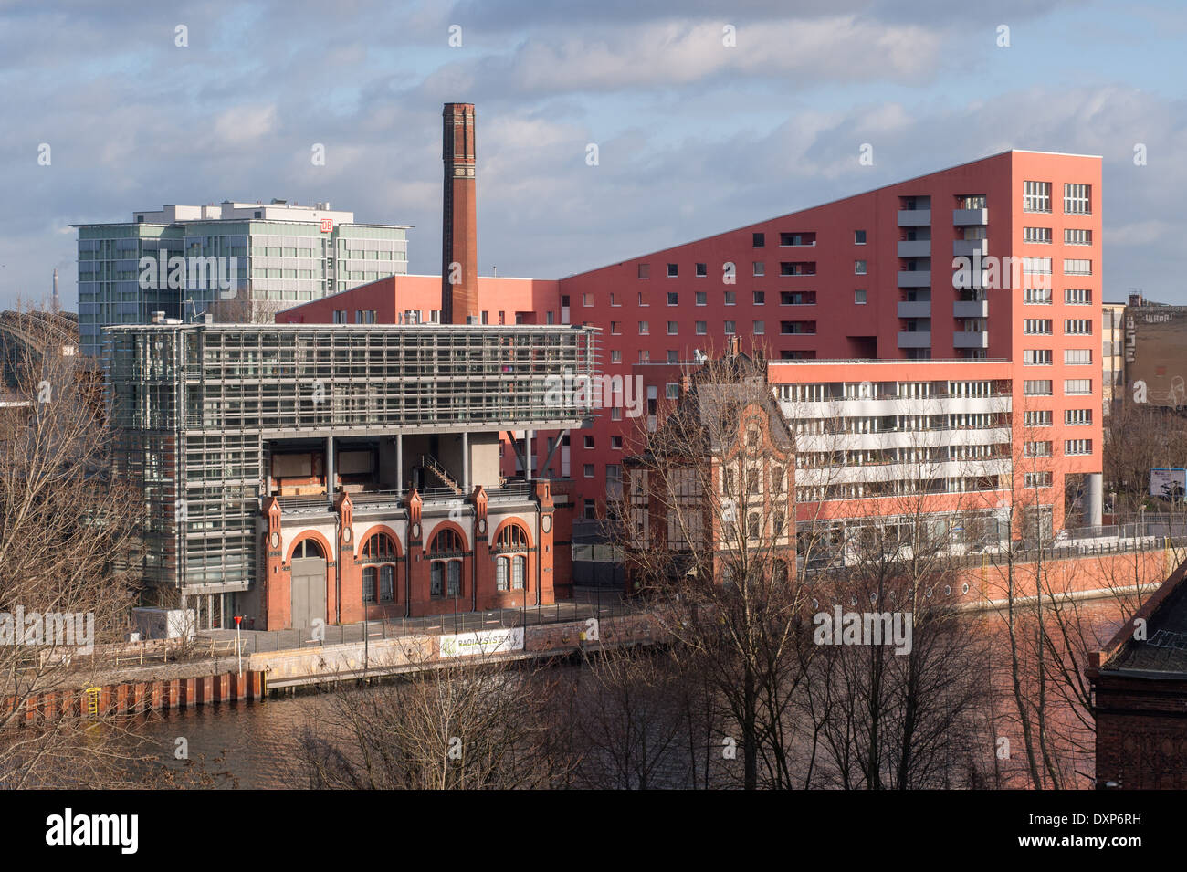 Berlino, Germania, il fiume Sprea con sistema radiale V, e Ibis hotel Foto Stock