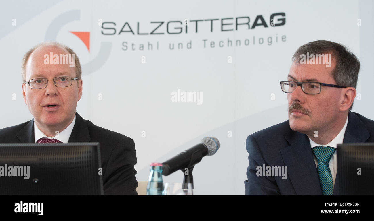 Salzgitter AG, Germania. 28 Mar, 2014. CEO Heinz Joerg Fuhrmann (L) e CFO Burkhard Becker durante i risultati di business conferenza stampa a Salzgitter AG a Salzgitter (Germania), 28 marzo 2014. Nonostante che in rosso, Salzgitter AG prevede di versare un dividendo per il 2013 anno di attività. Foto: JULIAN STRATENSCHULTE/dpa/Alamy Live News Foto Stock