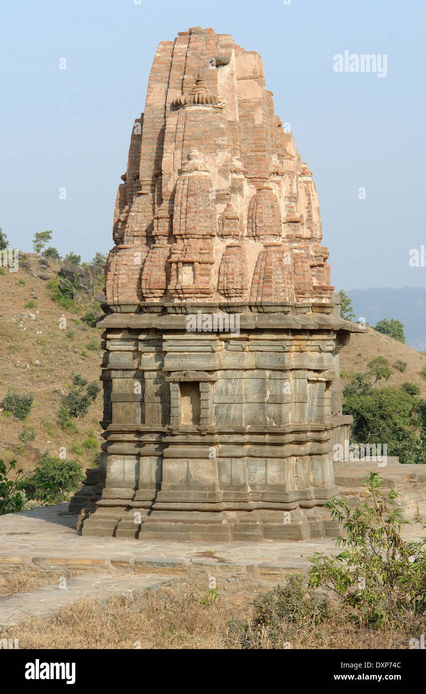Paesaggio intorno il Aravalli in Rajasthan (India) includente un vecchio monumento di pietra Foto Stock