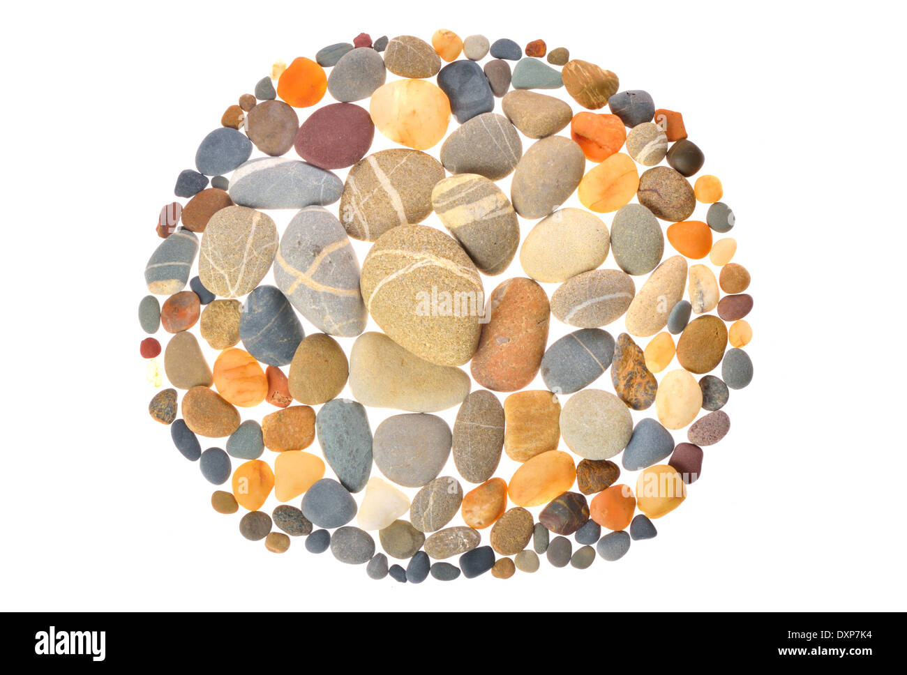 Cornice rotonda con pietre naturali su sfondo bianco Foto Stock