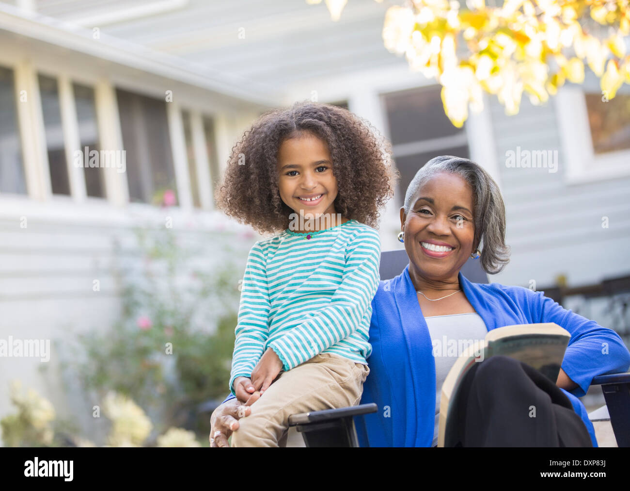 Ritratto di felice la nonna e la nipote sul patio Foto Stock