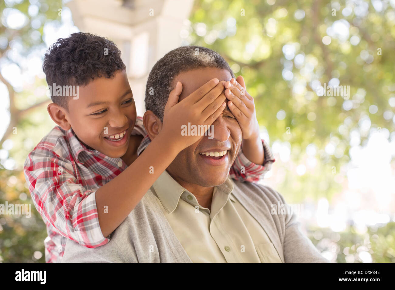 Nipote nonno sorprendente sul portico Foto Stock