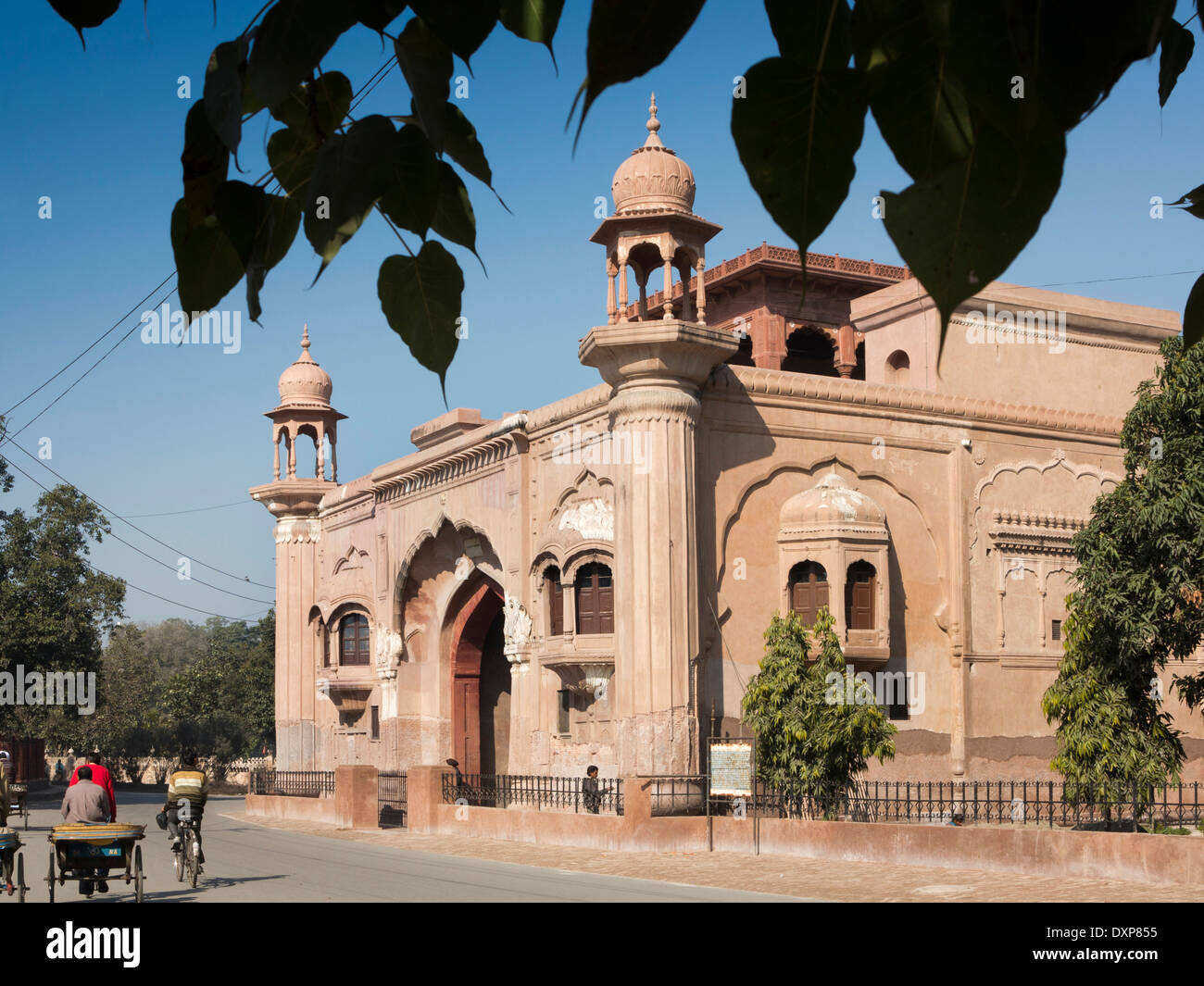 India Punjab, Amritsar e stile Mughal porta a casa il Maharaja Ranjit Singh Palazzo Estivo Foto Stock