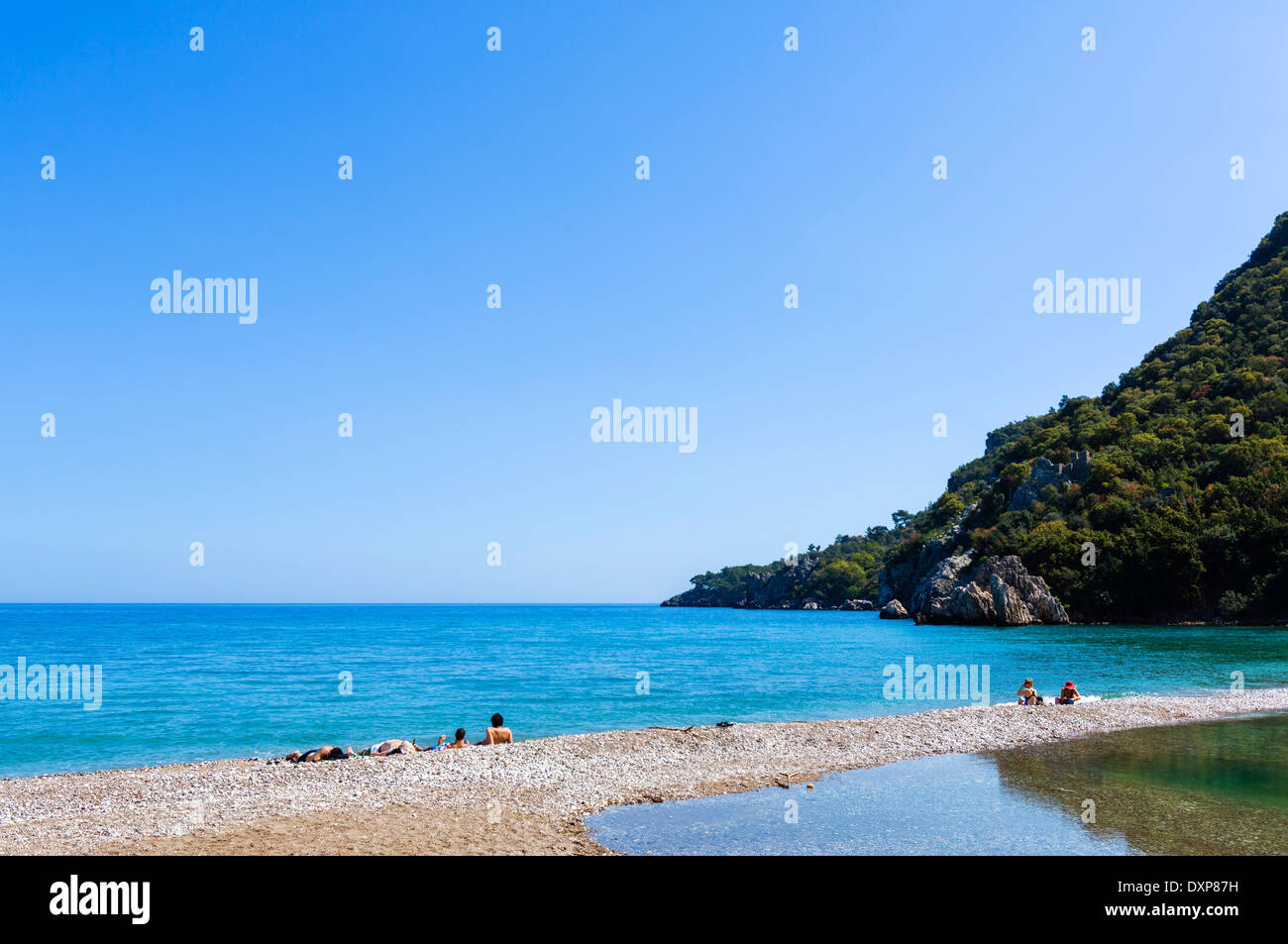 Spiaggia fuori le rovine di Olympos, Kemer Distretto, Provincia di Antalya, Turchia Foto Stock