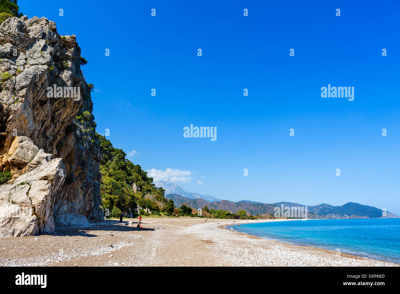 Spiaggia fuori le rovine di Olympos guardando verso il villaggio di Cirali, Kemer Distretto, Provincia di Antalya, Turchia Foto Stock