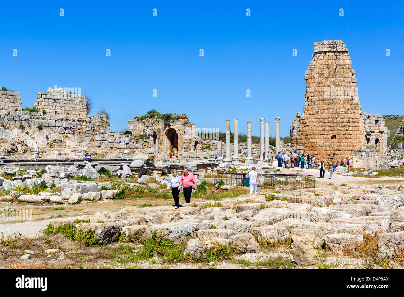 Area vicino al cancello ellenistico in rovine dell'antica città greca di Perge, della Panfilia, Provincia di Antalya, Turchia Foto Stock