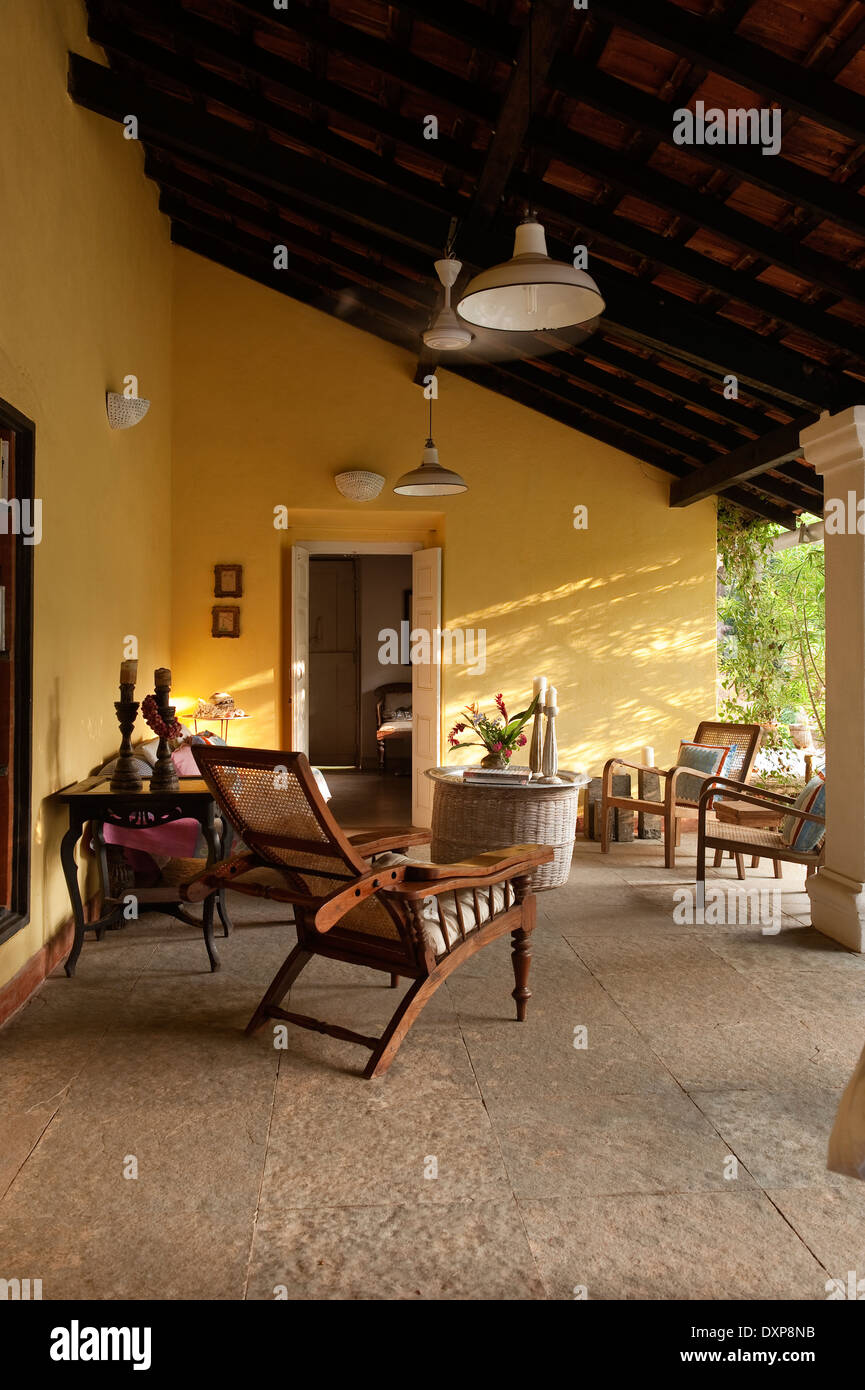 Veranda pavimentata di home esterno nello stato indiano di Goa Foto Stock