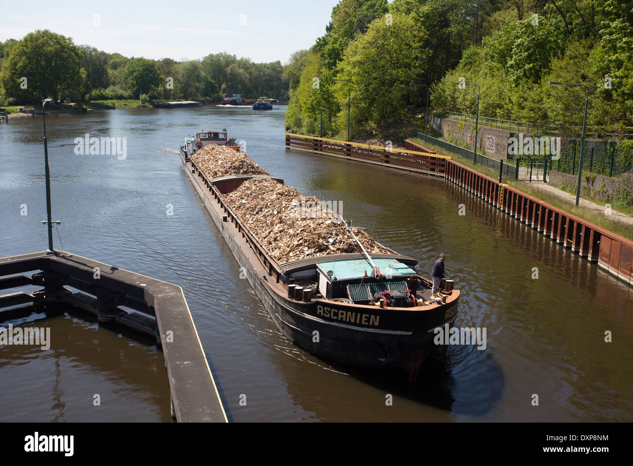 Berlino, Germania, barge si sposta a Kleinmachnow lock sul canale di Teltow Foto Stock