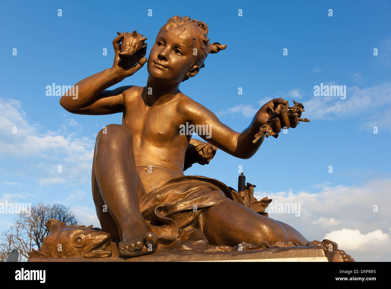 Statua di Alexander III Bridge, Parigi, Ile-de-France, Francia Foto Stock