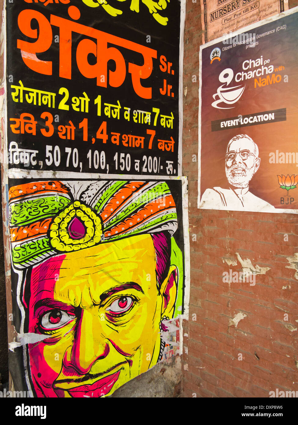 India Punjab, Amritsar e Jalebiwala Chowk, Mystic Fortune teller poster faccia, opposta Narendra Modi manifesto politico Foto Stock