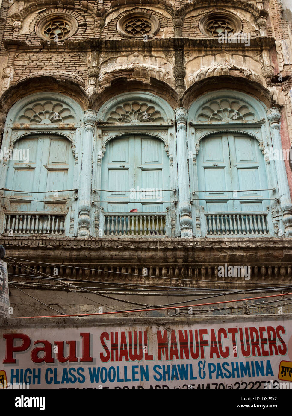 India Punjab, Amritsar e Tempio Dorato Road, balcone decorato e le finestre di casa vecchia Foto Stock