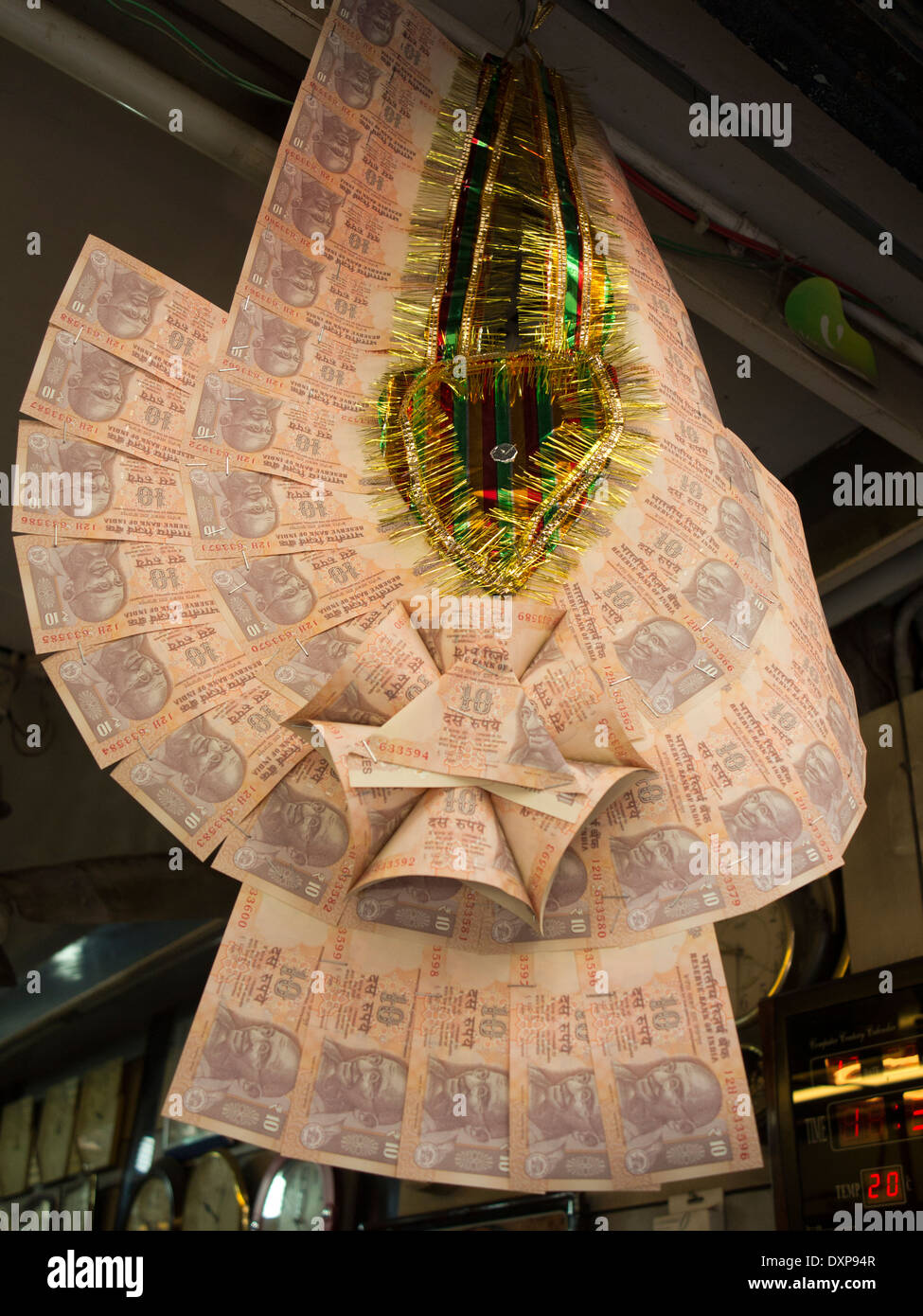 India, Punjab, Amritsar, Old Town Bazaar, wedding denaro ghirlanda fatta da 10 rupee banconote Foto Stock