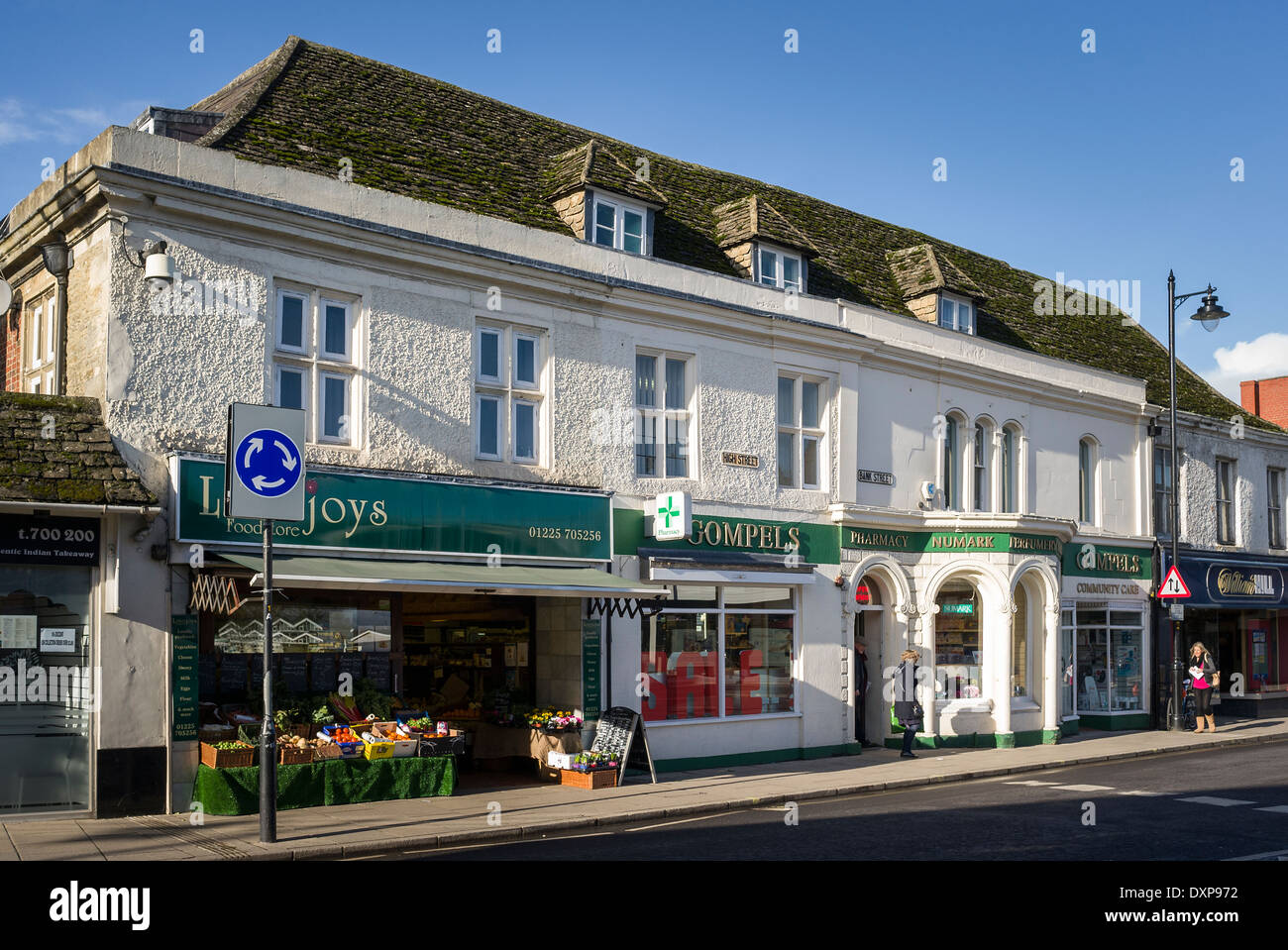 Fruiterer e Farmacia nel centro di Melksham Regno Unito Foto Stock