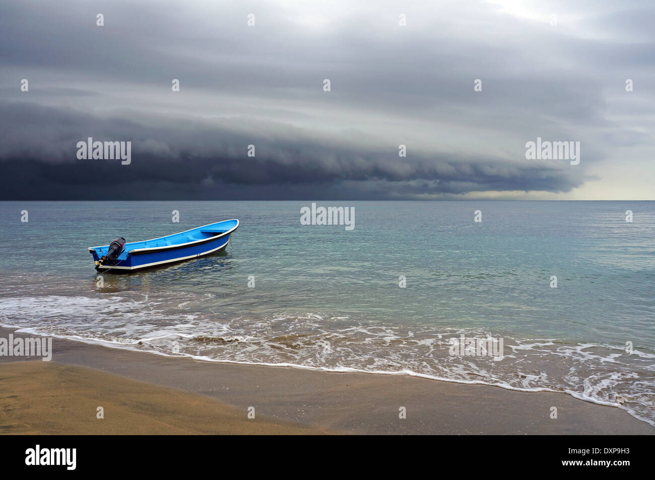 Spiaggia con una barca e tempesta con nubi minacciose provenienti dal mare dei Caraibi, Costa Rica Foto Stock