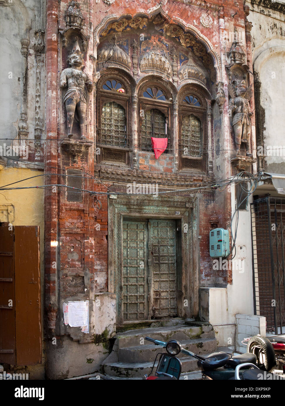 India Punjab, Amritsar e Taksal Chowk, allestita casa porta in città vecchia bazaar Foto Stock