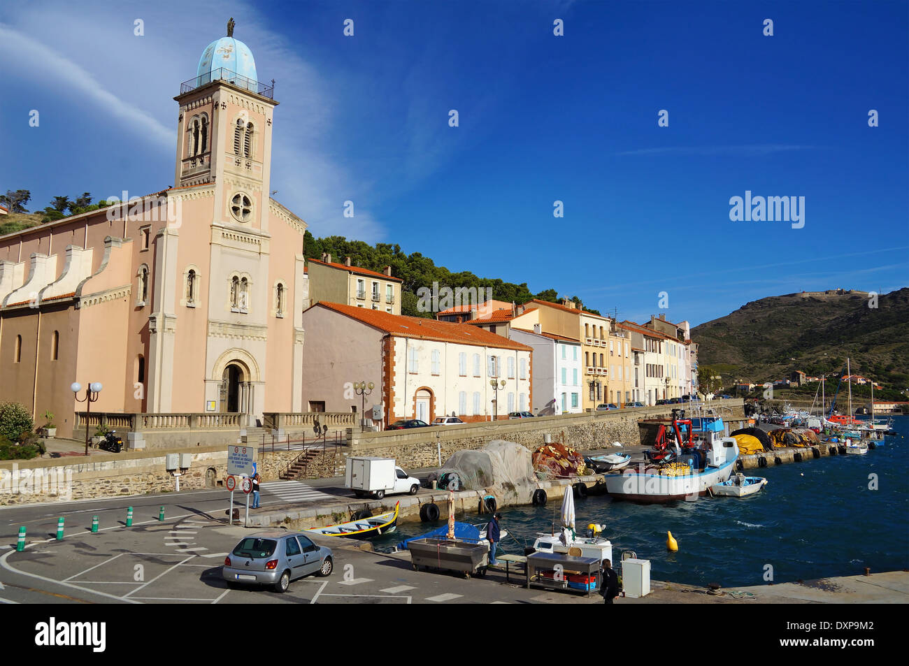 Porto dei Pescatori e la chiesa di Porto Vendres nei Pirenei orientali, mare Mediterraneo, Roussillon, Cote Vermeille, Francia Foto Stock