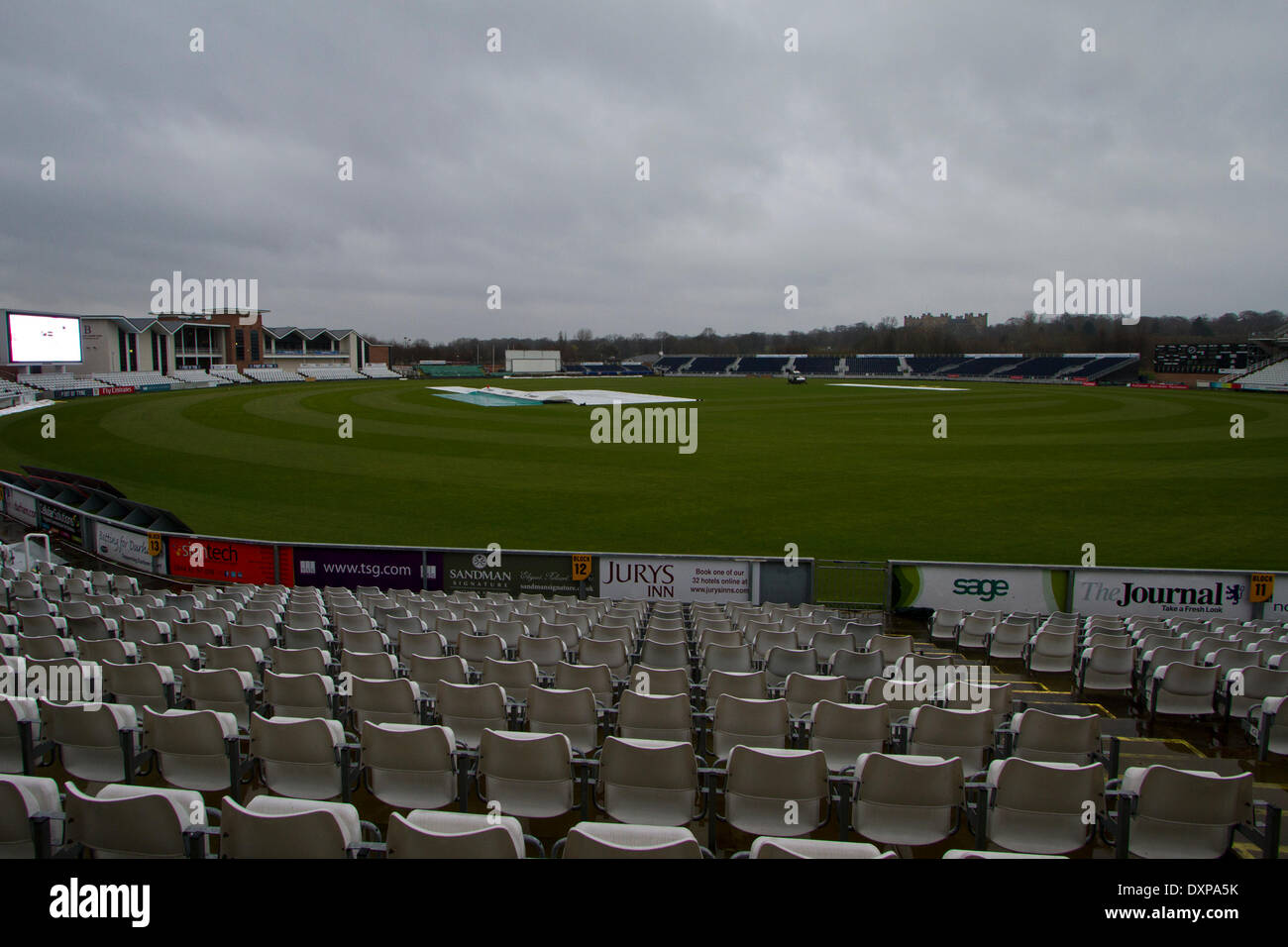CHESTER LE STREET, Regno Unito. 28TH Mar. un umido molto Durham Emirates International Cricket Ground significava che la contea di regnante Champions, Durham County Cricket Club di inizio stagione media photo shoot venerdì 28 marzo 2014 è stata costretta a prendere posto in ambienti chiusi. Credito: Mark Fletcher/Alamy Live News Foto Stock