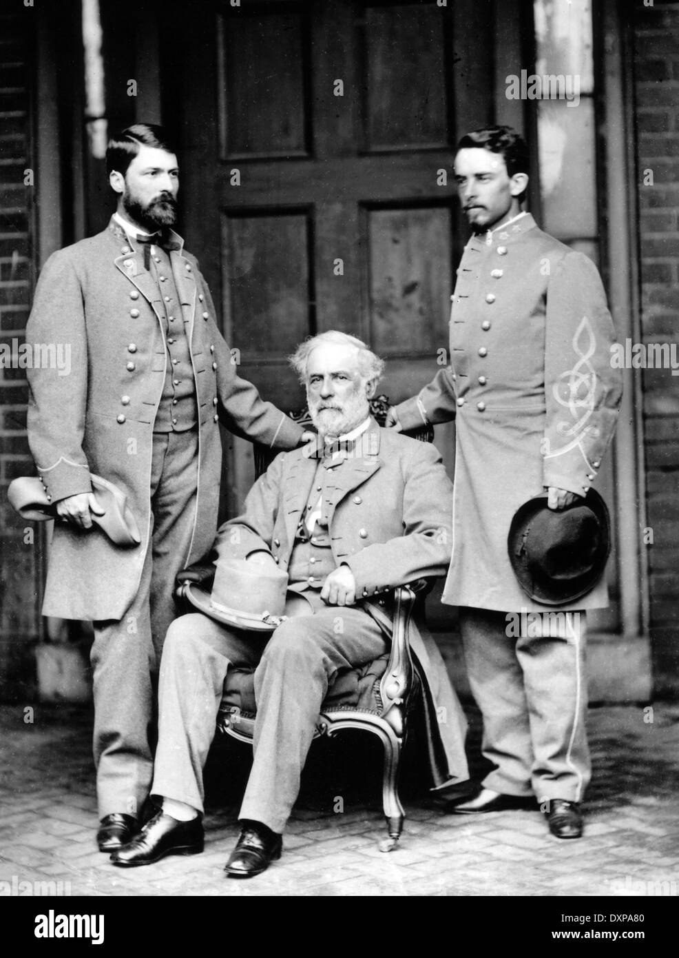 ROBERT E. LEE (1807-1870) American esercito confederato Commander con figlio Curtis (sinistra) e aide Walter Taylor 16 Aprile 1865 Foto Stock