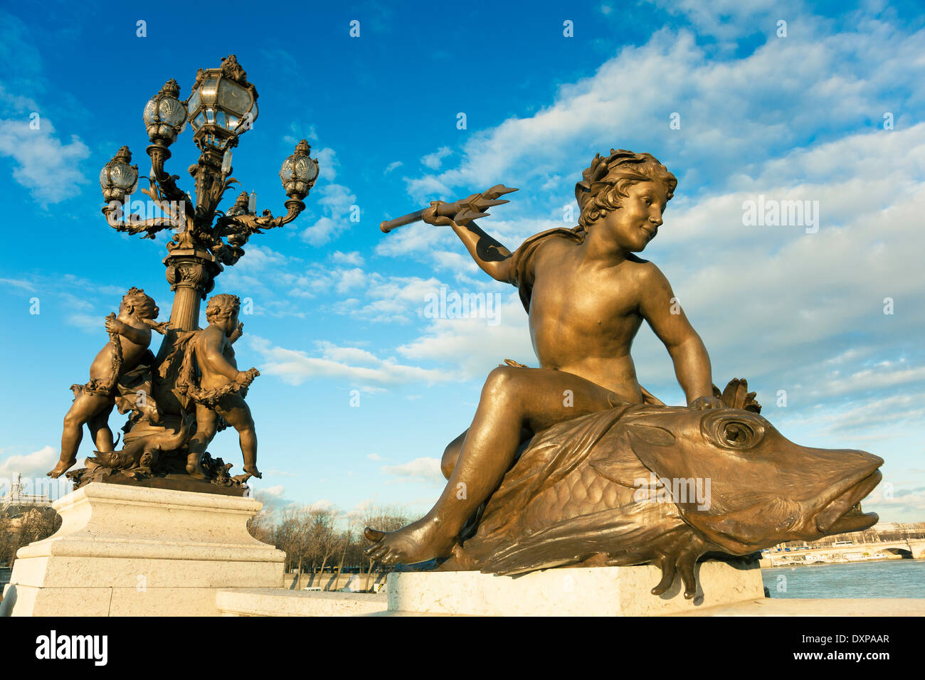 Statue in the Alexander III Bridge, Parigi, Ile-de-France, Francia Foto Stock