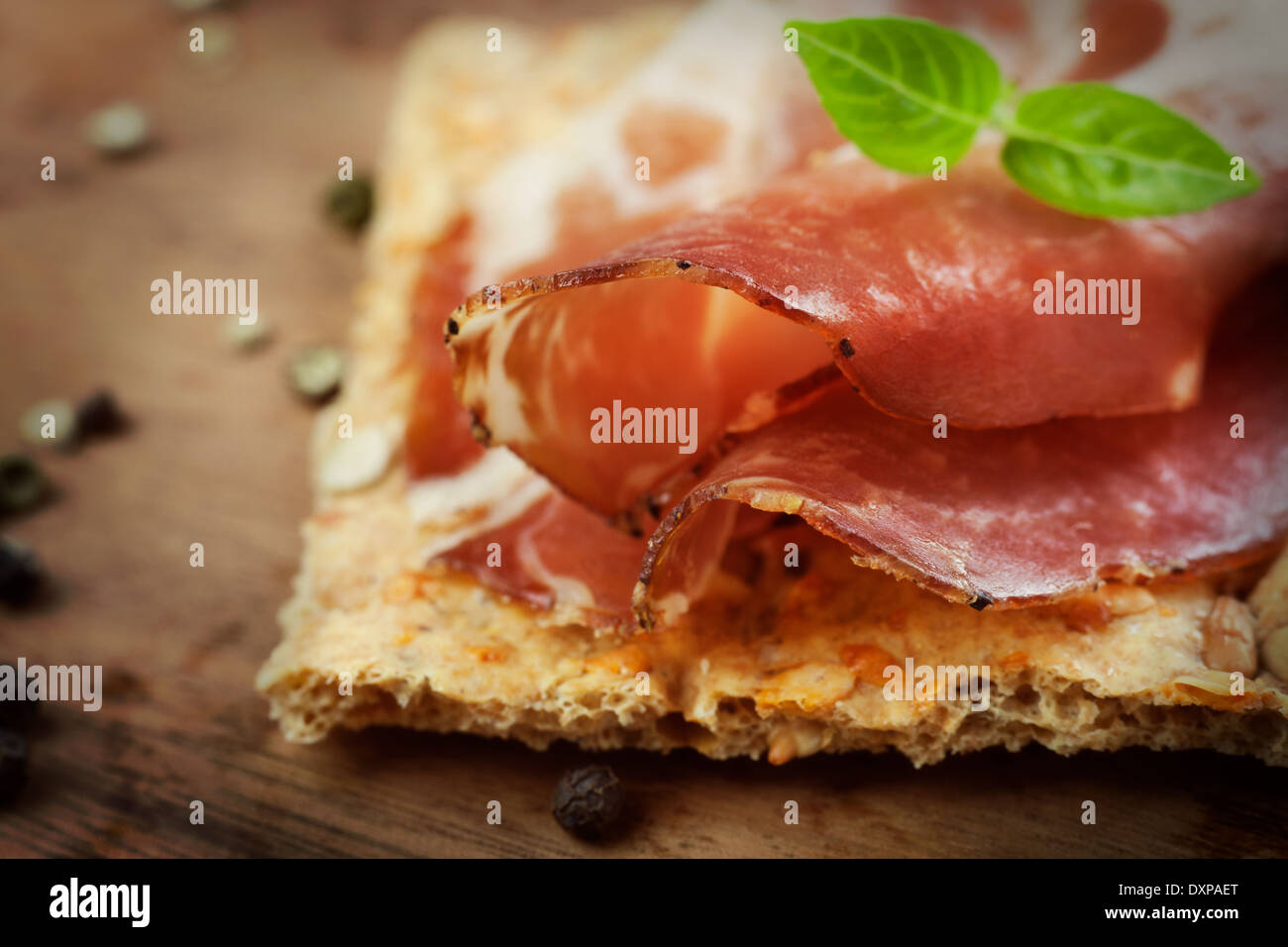 Carne di maiale essiccata collare prosciutto salame con erbe aromatiche Foto Stock