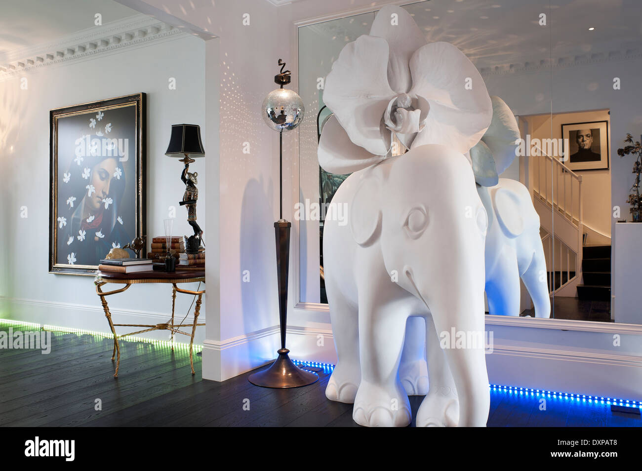 L'arte moderna e pavimenti decorati lampade nel soggiorno di casa cittadina di Londra, Regno Unito Foto Stock