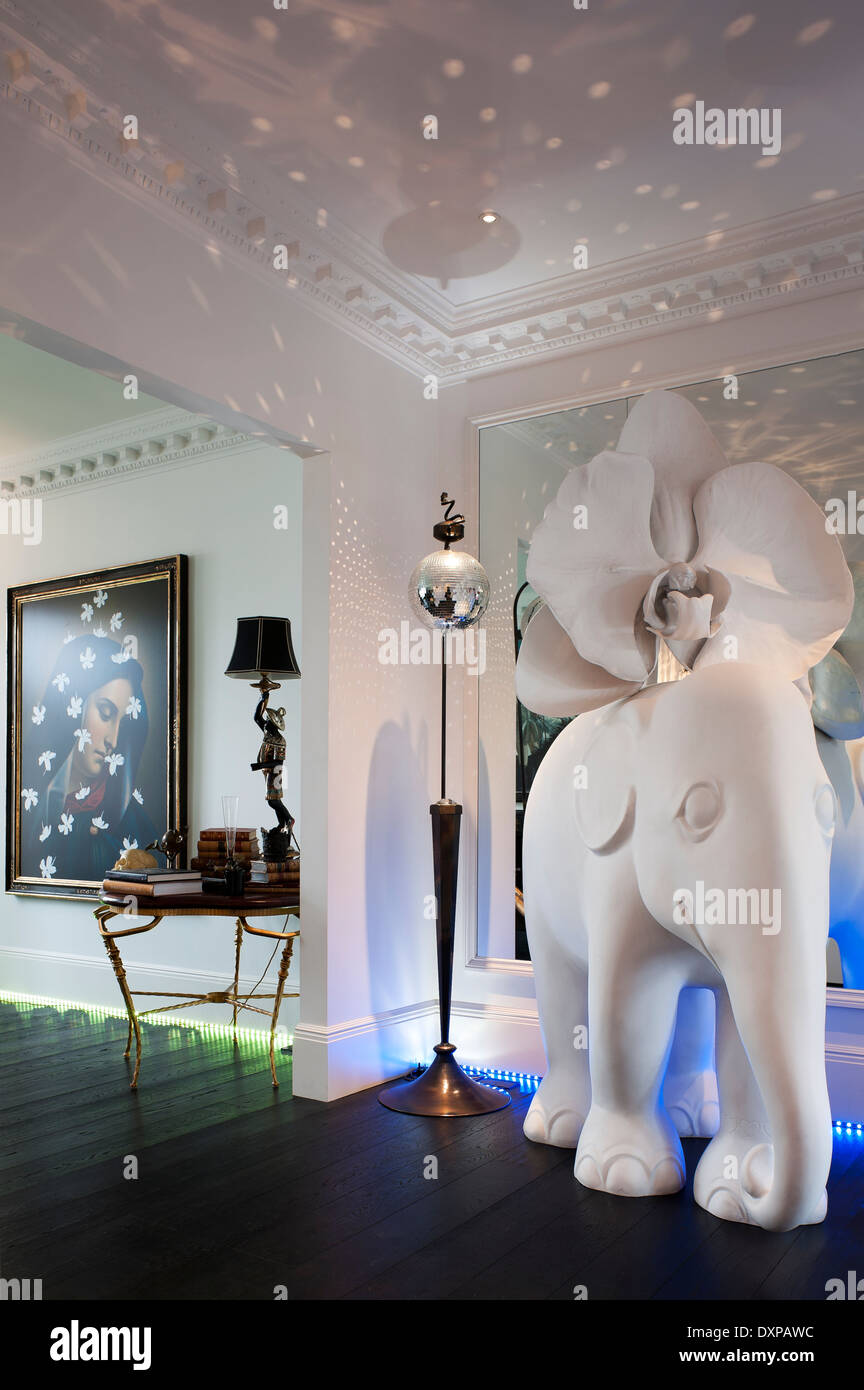 L'arte moderna e pavimenti decorati lampade nel soggiorno elefante bianco statua Foto Stock