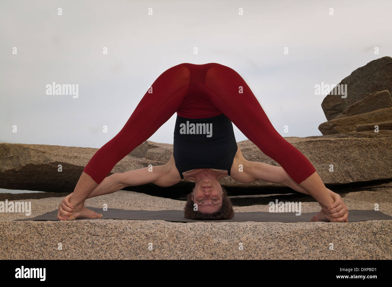 Iyengar Yoga istruttore dimostra Prasarita Padottanasana (in piedi). Foto Stock