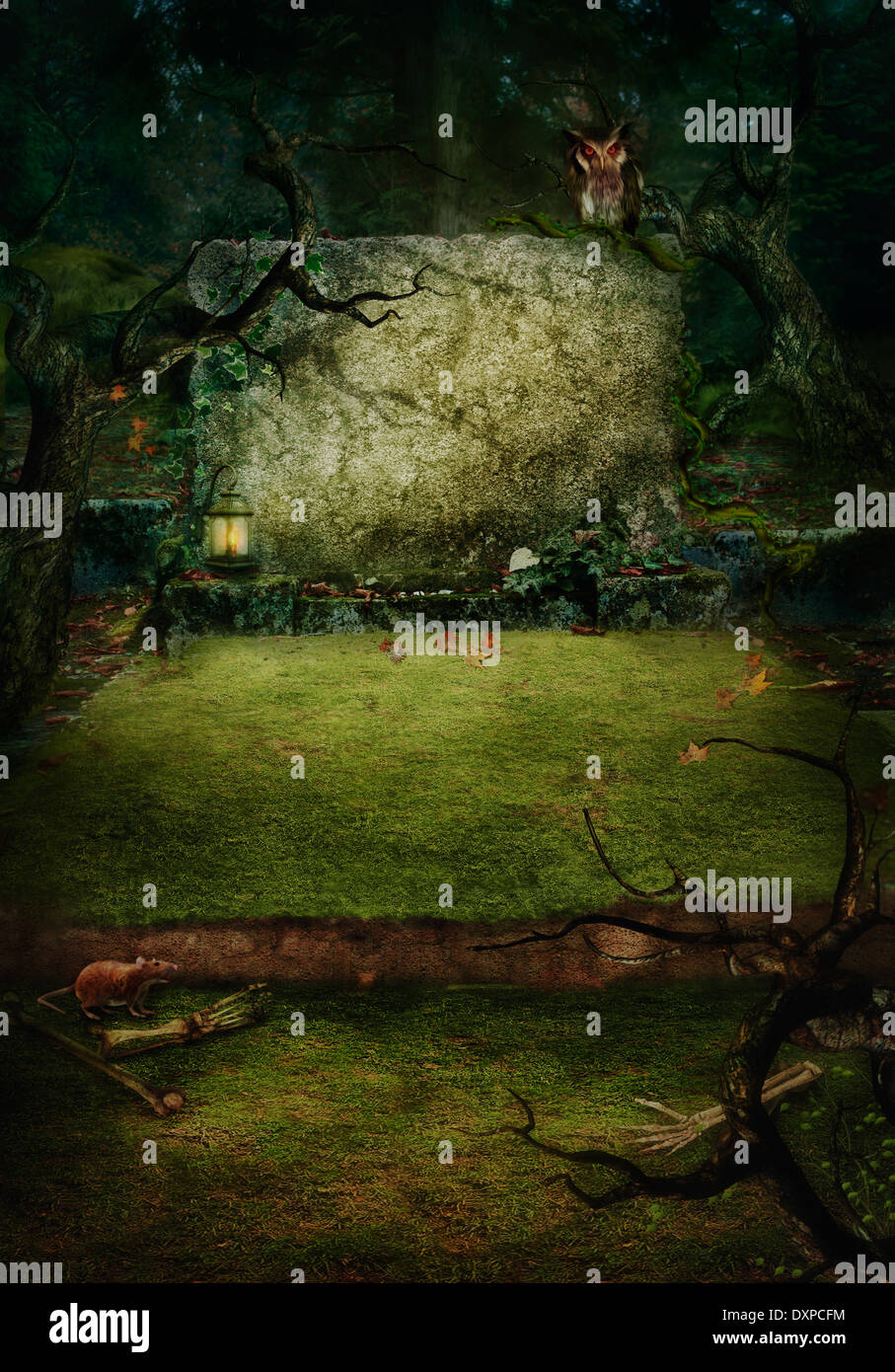 Hallowen background design. Antica tomba al cimitero in foresta con copyspace. Tomba con le ossa, spooky alberi e Owl. Foto Stock