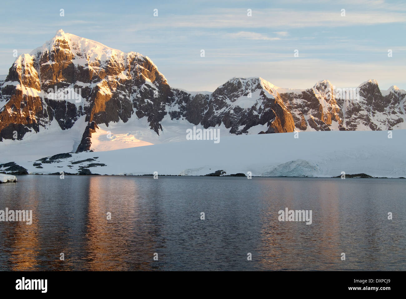 L'Antartide paesaggio tramonto con Antartico blu iceberg, ghiacciaio, montagna e montagne. Foto Stock